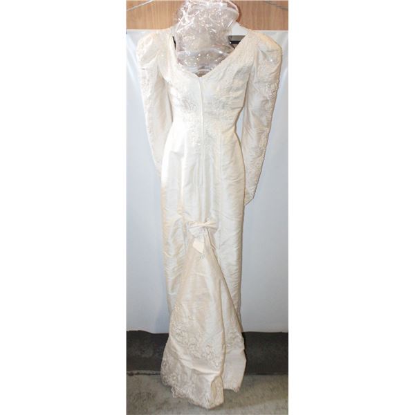 VINTAGE ROMANZA SATIN/LACE WEDDING GOWN-