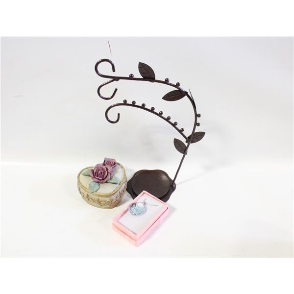 SIGNED VICTORIAN ROSE BOX, BFLY