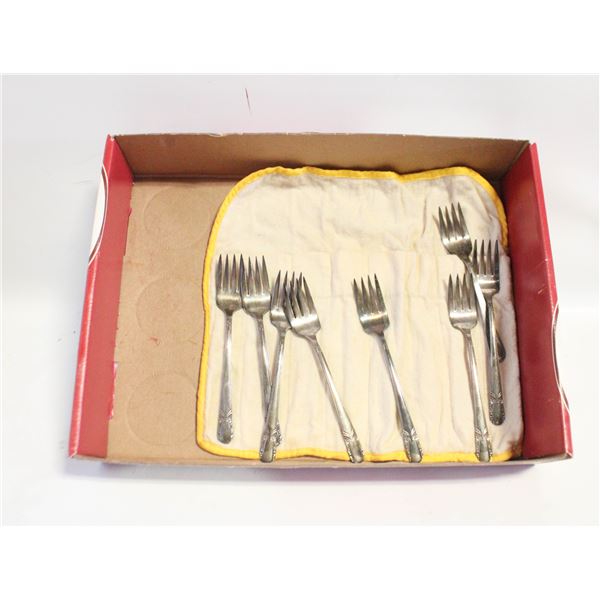SET OF 8 VINTAGE SILVER PLATE DINNER