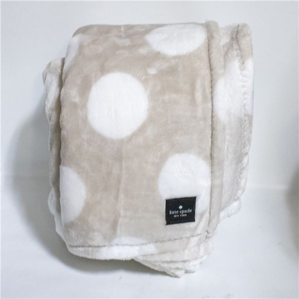 NEW KATE SPADE PLUSH THROW BLANKET BEIGE & WHITE