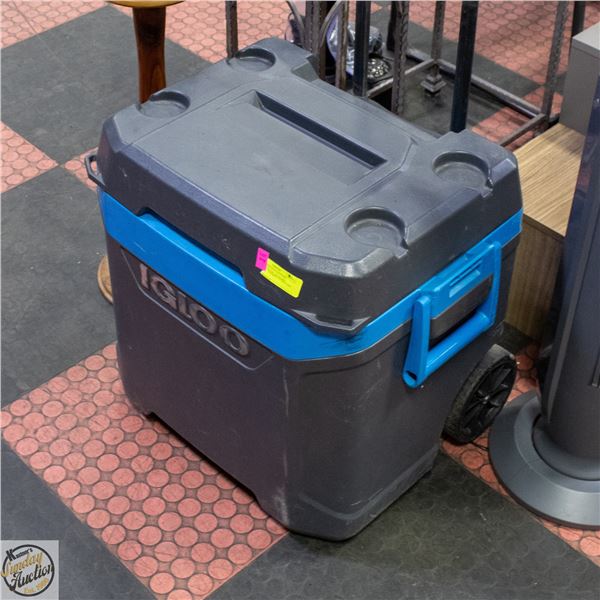 IGLOO MAXCOLD LATITUDE ROLLER COOLER - 62 QUART