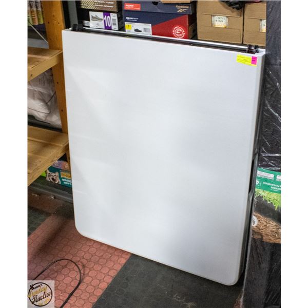 STAR ELITE FOLD-IN-HALF PLASTIC TABLE WHITE - 6FT