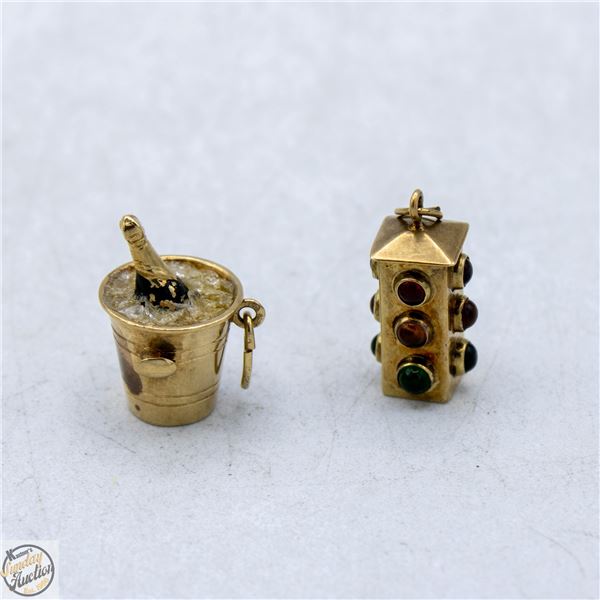 10K GOLD WINE BOTTLE AND STOPLIGHT CHARM