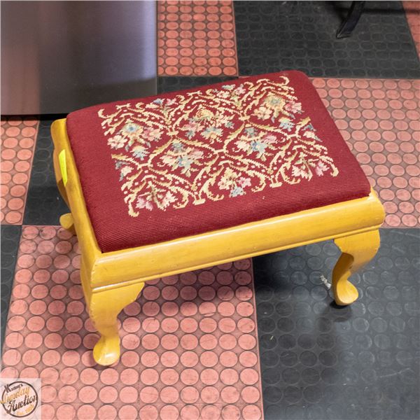 ESTATE ANTIQUE VICTORIAN FOOTSTOOL/