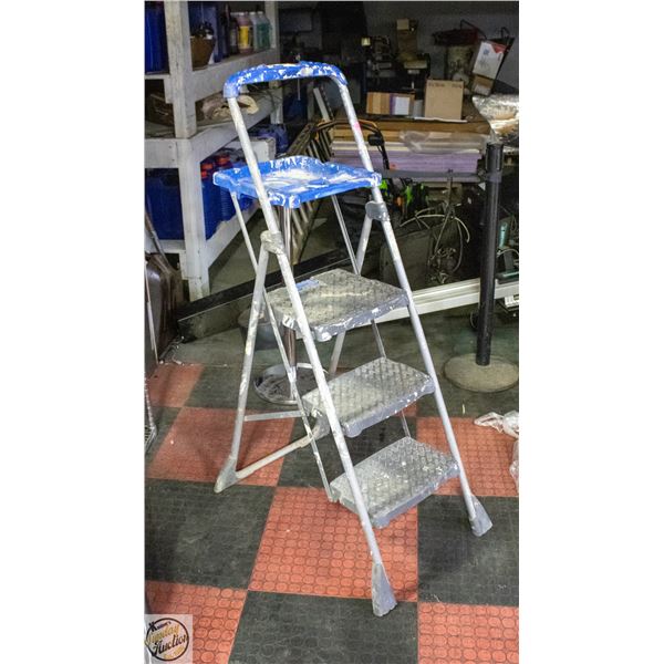 FOLDING PAINTERS LADDER