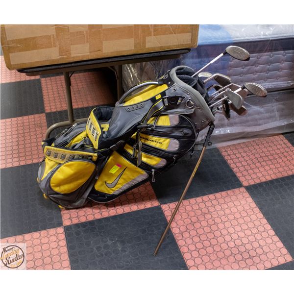 NIKE GOLF BAG / CLUBS R/HAND