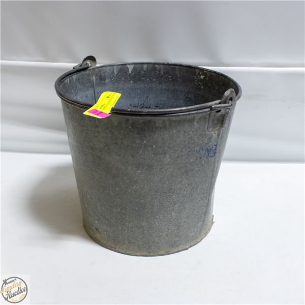 ESTATE VINTAGE GALVANIZED PAIL WITH