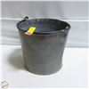Image 1 : ESTATE VINTAGE GALVANIZED PAIL WITH