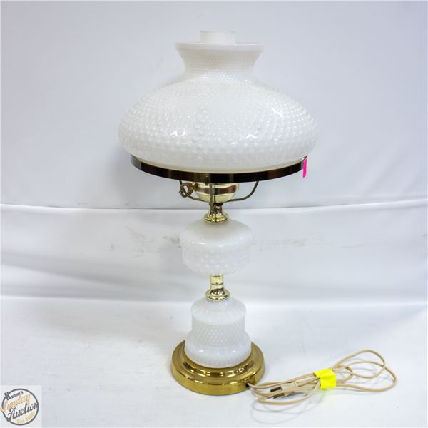 VINTAGE MILK GLASS HOBBYNAIL LAMP (CRACK ON GLASS)
