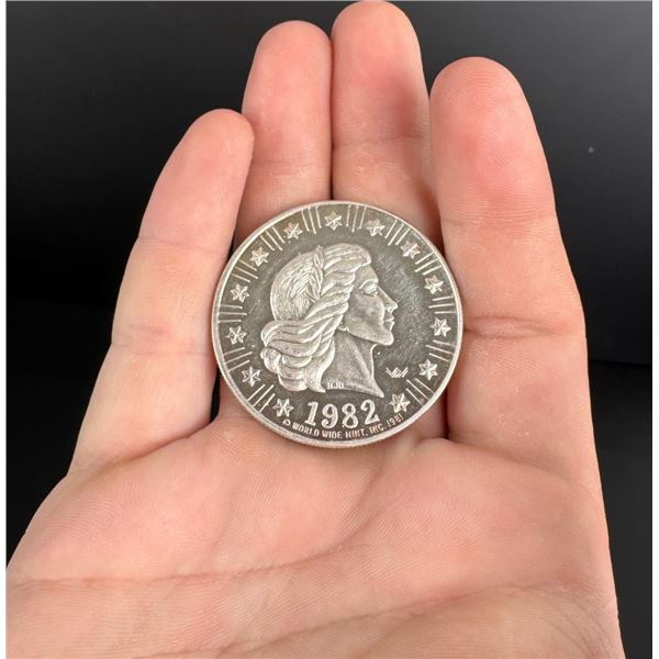 1982 American Eagle Silver Troy Ounce Coin Round