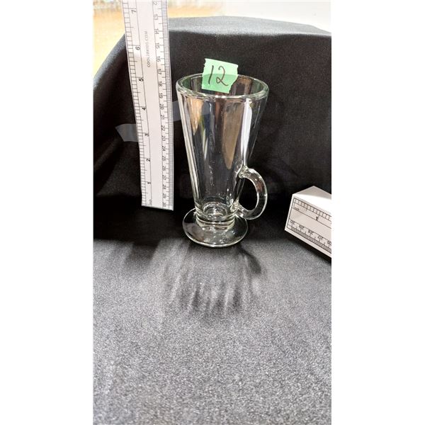 LOT DE 12 TASSES EN VERRE