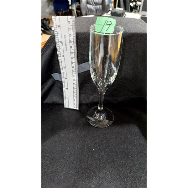 LOT DE 19 COUPES A CHAMPAGNE 6OZ