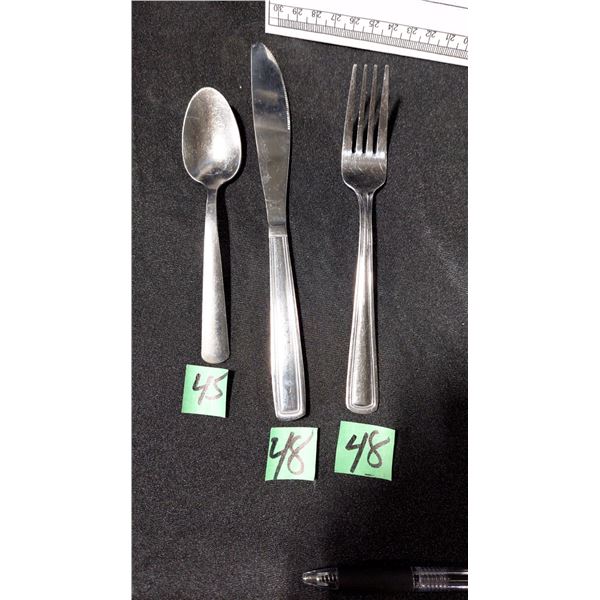 LOT DE 189 USTENSILES VOIR PHOTO