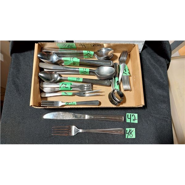 LOT DE 185 USTENSILES VOIR PHOTO