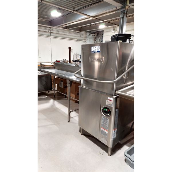 LAVE-VAISSELLE COMMERCIAL HOBART (MODEL: AM15) AVEC TABLE. VOIR PHOTO POUR DIMENSION