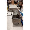 Image 8 : LAVE-VAISSELLE COMMERCIAL HOBART (MODEL: AM15) AVEC TABLE. VOIR PHOTO POUR DIMENSION
