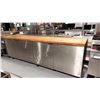 Image 1 : TABLE DE PREPARATION REFRIGEREE 4 PORTES DESSUS EN BOIS / C.I 96”X32”X34”