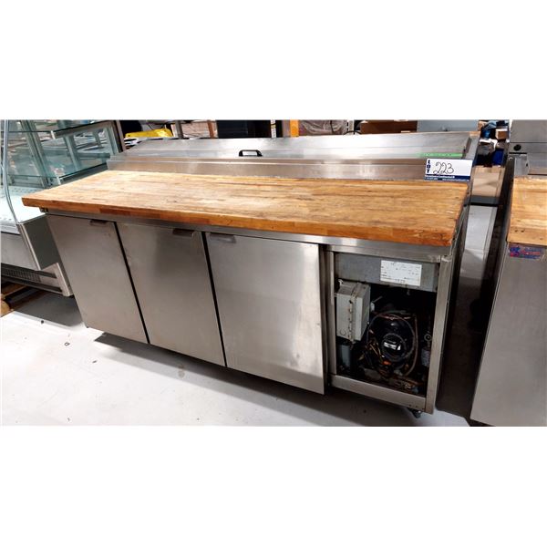 TABLE DE PREPARATION REFRIGEREE 3 PORTES DESSUS EN BOIS / C.I 72”X33”X28”