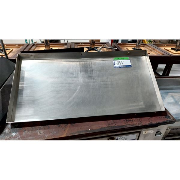 TABLETTE INOX EN ANGLE 43”X20”