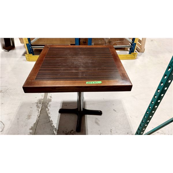 TABLE EN BOIS 28”X30”