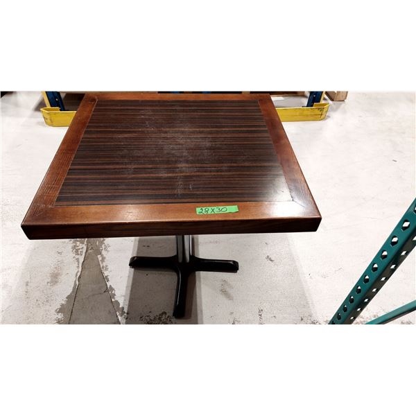 TABLE EN BOIS 28”X30”