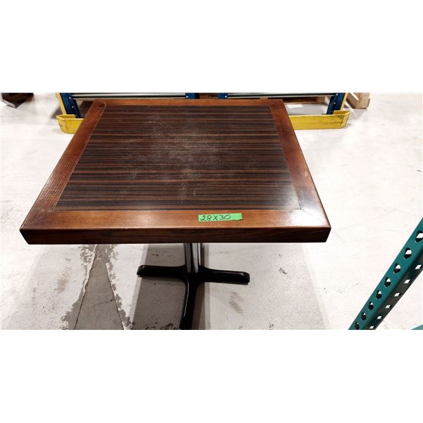 TABLE EN BOIS 28”X30”