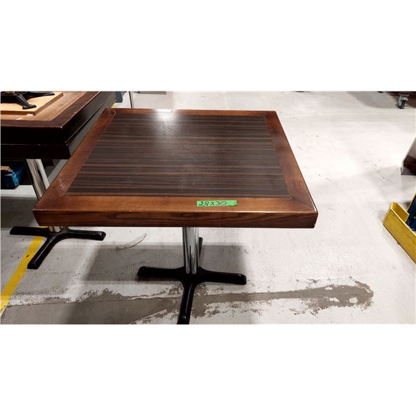 TABLE EN BOIS 28”X30”