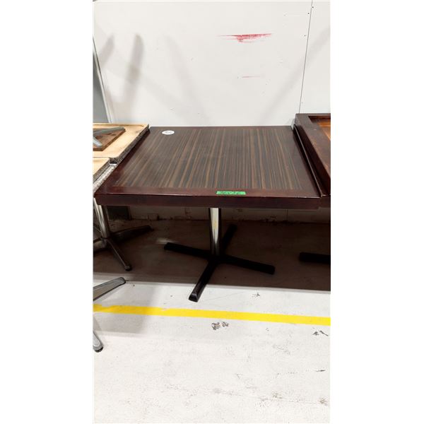 TABLE EN BOIS 36”X36”