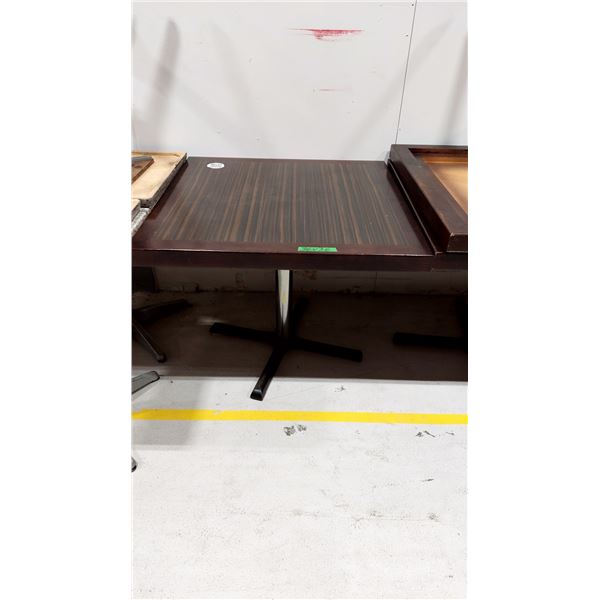 TABLE EN BOIS 36”X36”