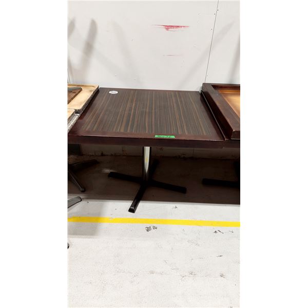 TABLE EN BOIS 36”X36”