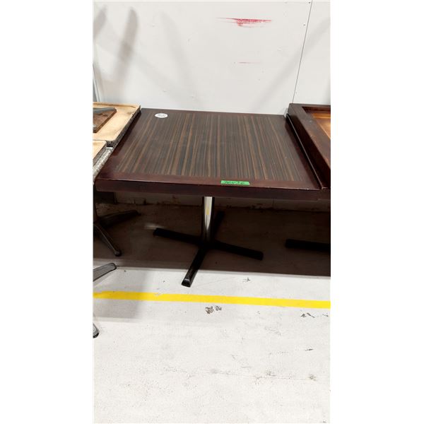 TABLE EN BOIS 36”X36”