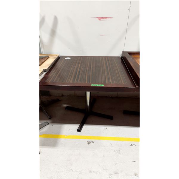TABLE EN BOIS 36”X36”