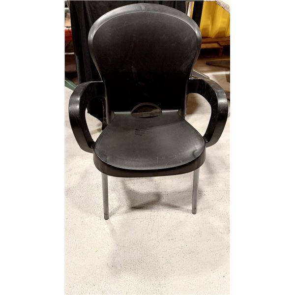 CHAISE EN PLASTIQUE