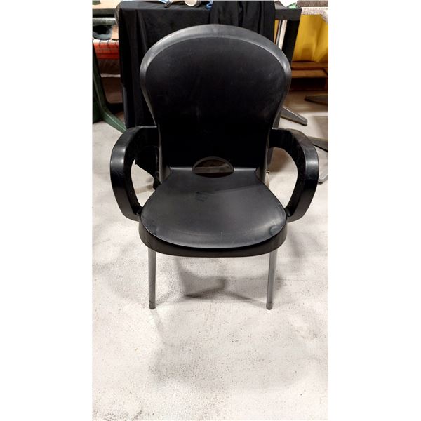 CHAISE EN PLASTIQUE