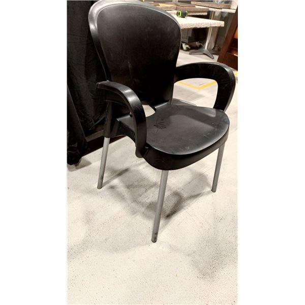 CHAISE EN PLASTIQUE