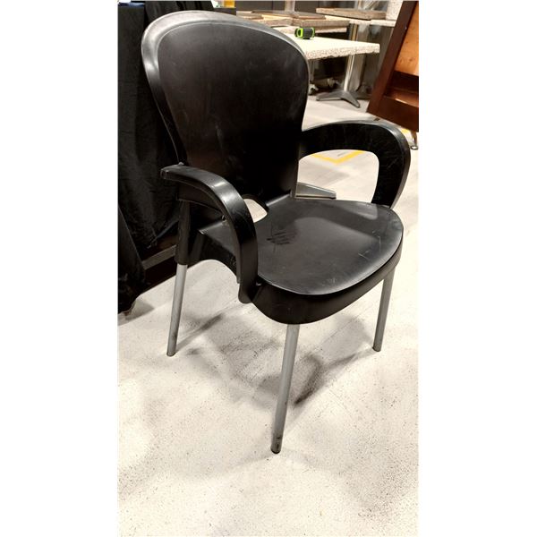 CHAISE EN PLASTIQUE