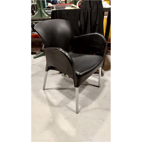 CHAISE EN PLASTIQUE
