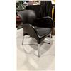 Image 1 : CHAISE EN PLASTIQUE