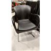 Image 2 : CHAISE EN PLASTIQUE