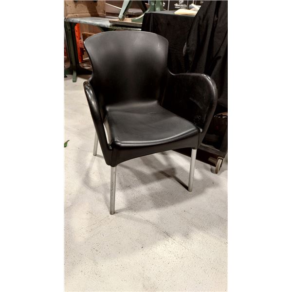 CHAISE EN PLASTIQUE