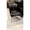 Image 1 : CHAISE EN PLASTIQUE