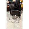 Image 2 : CHAISE EN PLASTIQUE