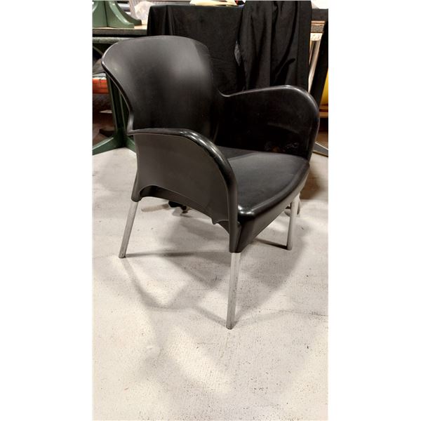 CHAISE EN PLASTIQUE
