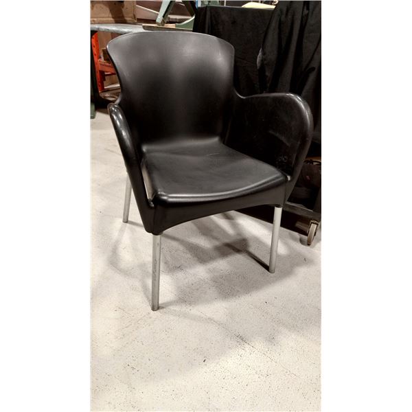 CHAISE EN PLASTIQUE