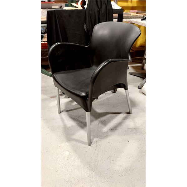 CHAISE EN PLASTIQUE