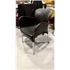 Image 1 : CHAISE EN PLASTIQUE