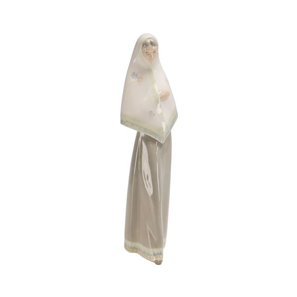 Lladro Insular Lady Porcelain Figurine No. 359.13