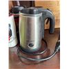 Image 3 : Kitchen Appliance and Bakeware Lot