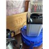 Image 6 : Kitchen Appliance and Bakeware Lot