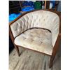 Image 2 : Tufted Barrel-Back Chair with Wooden Frame